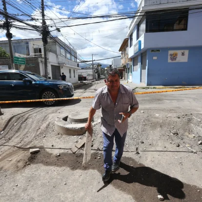 Situación. Calle García Moreno, de cuatro cuadras, conecta al parque central de Cumbayá, luce sin asfalto, maquinaria detenida y calles llenas de polvo.