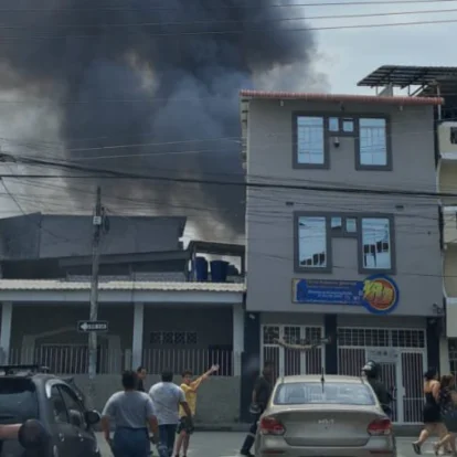 El espeso humo alertó a cientos de personas.