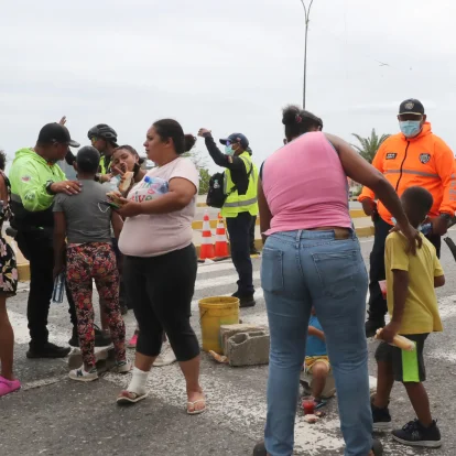 Afectados de los terremotos en La Guaira protestan ante la inacción estatal.
