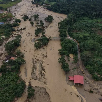 Autoridades de Gobierno se mantiene en la zona afectada tras el desbordamiento del río.