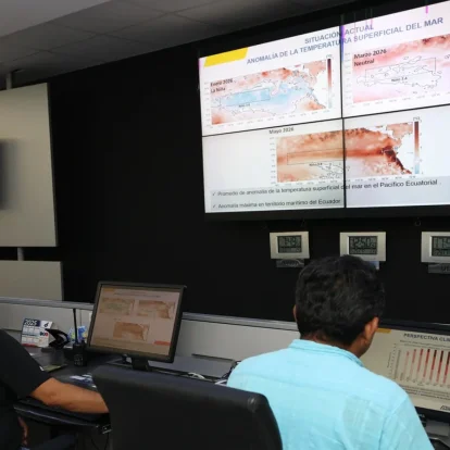 Referencial.Técnicos monitorean datos climáticos en Ecuador como parte de la campaña de prevención de incendios ante el fenómeno de El Niño.
