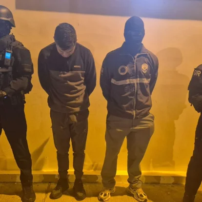 El operativo dejó a cuatro personas detenidas por su presunto vínculo con una red de tráfico de migrantes en Ecuador.