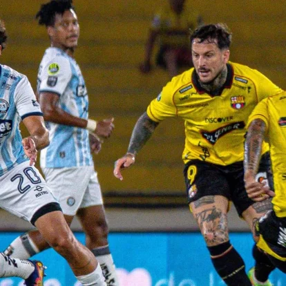 Jugadores de Guayaquil City y Barcelona disputan el balón.