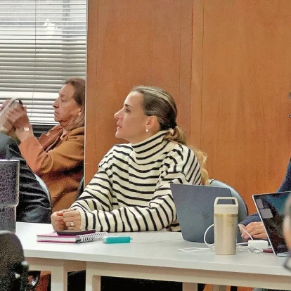 Priscila Burneo junto a su abogado defensor, Felipe Rodríguez, en uno de los días de la audiencia de juicio por el caso Sinohydro.