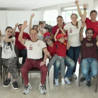 Hinchas españoles apoyaron a su selección a la distancia.