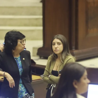 Liliana Durán (izquierda) es asambleísta por la Revolución Ciudadana y parte de la Comisión de Régimen Económico.