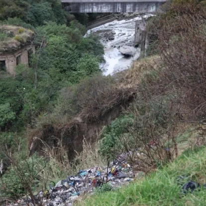 El Río Machángara se convirtió en un vertedero; en agosto 2025, la justicia lo declaró sujeto de derechos.