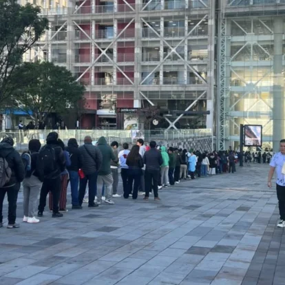 La ciudadanía denunció en redes sociales sobre las largas filas para emitir licencias en Quito.