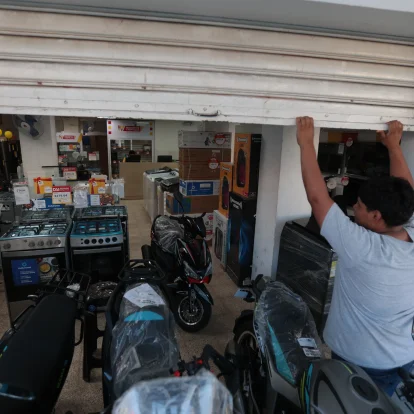 Temor. Por seguridad, el empleado de este local cerró sus puertas antes de las 18:00. Estas medidas provocan menos ingresos.