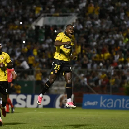 Jhonny Quiñónez hizo el penal de Barcelona SC en Portoviejo.