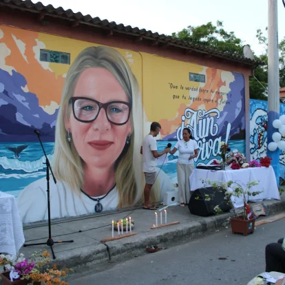 Mural en homenaje a la fallecida activista polaca Mónika Silva en Montañita, Santa Elena.