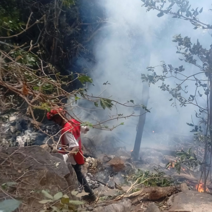 Miembros de la Cruz Roja de Kenia asistieron en el choque del helicóptero.
