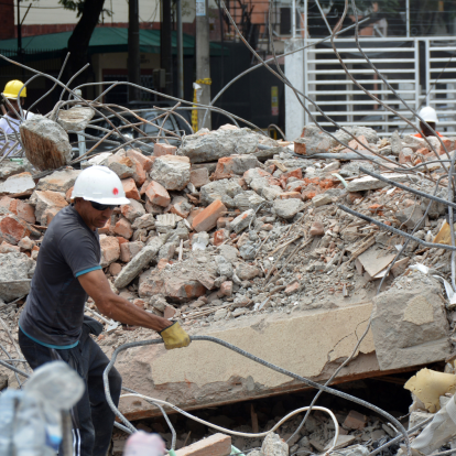 Entre escombros y recuerdos, Cali (Colombia) comienza su reconstrucción tras el terremoto.