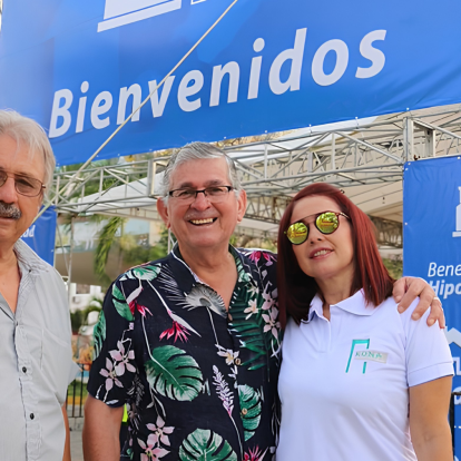 Interesados revisan requisitos y pasos para participar en los remates de casas del Biess durante la feria de vivienda.
