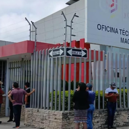 Familiares esperan en los exteriores de la Oficina Técnica Forense de Machala, donde permanecen restos de víctimas que aún no han podido ser identificados.