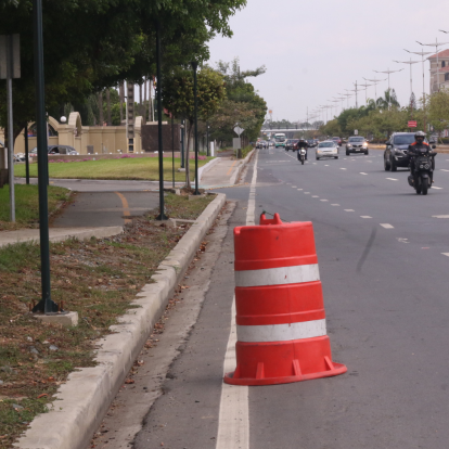 En este punto de la avenida Samborondón fue atropellada la atleta Mónica Martinich, quien murió en el lugar.