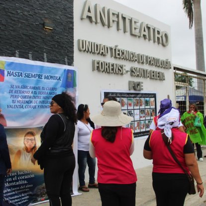 Amigos de Monika Silva se concentraron en los exteriores del Anfiteatro de Santa Elana.