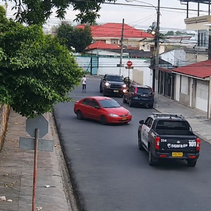El vehículo Aveo rojo fue interceptado inicialmente en Los Ceibos.