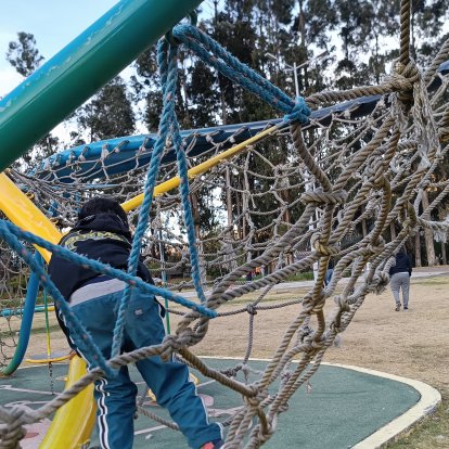 Los juegos del parque de Los Eucaliptos están en avanzado estado de deterioro con cuerdas rotas y hierros oxidados.