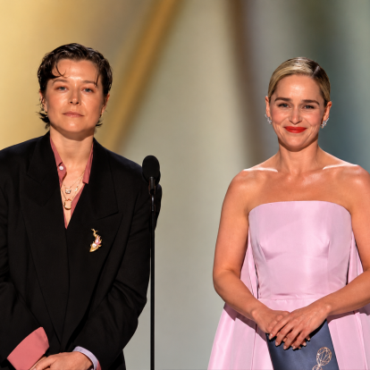 Emilia Clarke y Emma D’Arcy compartieron escenario durante la 78.ª edición de los Premios Emmy, protagonizando uno de los momentos más comentados de la ceremonia.