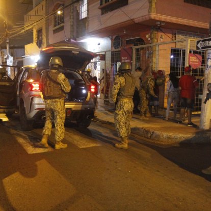 Efectivos de las Fuerzas Armadas realizan requisas durante una jornada de toque de queda en la provincia de Guayas.