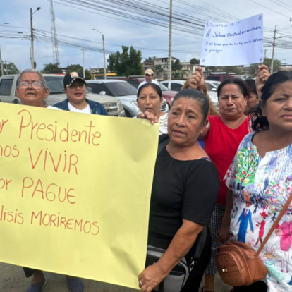 Pacientes renales reclaman al gobierno que pague la deuda con la dializadora.