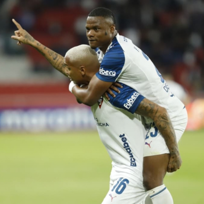 Deyverson (i.) celebra su gol con Liga de Quito ante Universidad Católica.