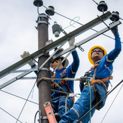 El Gobierno dispuso que 185 empresas AV1 y AV2 reduzcan su consumo de energía de la red eléctrica durante una jornada a la semana.