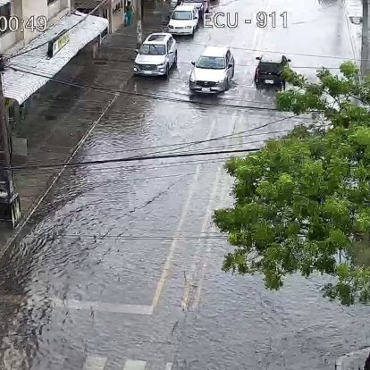 En la avenida José María Roura, en el norte de Guayaquil, se evidenció acumulación de agua la tarde de este martes 29 de septiembre.