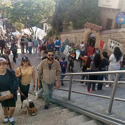 Turistas caminando por las calles de Cuenca.
