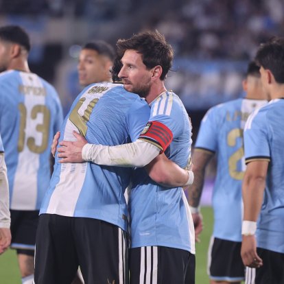 Lionel Messi de Argentina celebra su gol en un partido Amistoso Internacional entre Argentina y Benín en el estadio Monumental, en Buenos Aires (Argentina).