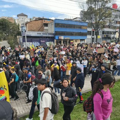 La marcha avanzó por la calle 12 de Octubre luego de intentar avanzar a la Plaza Grande.