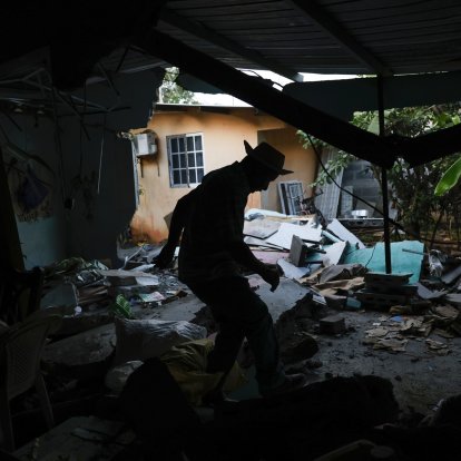 Pedro Frías Castillo camina al interior de su casa este miércoles, donde vivía con su esposa Elena Barría Vargas y que fue afectada por el terremoto de magnitud 7,7, en Macaracas, provincia Los Santos.