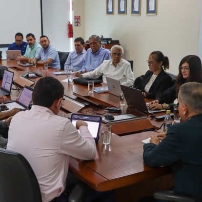 El ministro de Ambiente y Energía, Juan Carlos Blum se reunió con empresarios el 25 de septiembre de 2026, en Guayaquil, para tratar la crisis eléctrica.