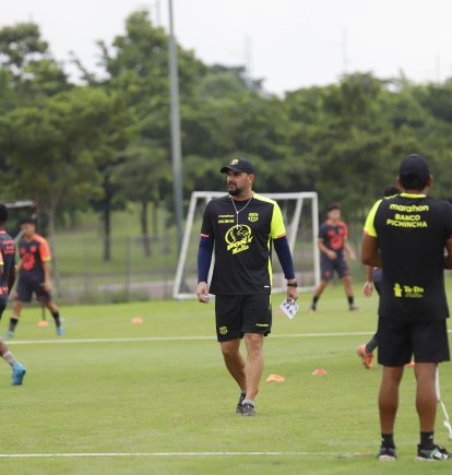 Pablo Trobbiani en uno de los entrenamientos de la Sub-19 en el Parque Samanes.