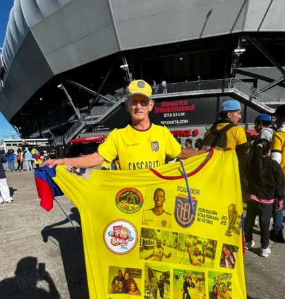 Manuel Cascarita Loor, fue desde Manta al Mundial para dar un show de malabares.
