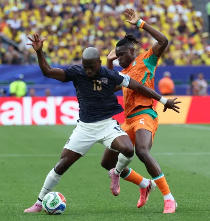 Enner Valencia disputa un balón con un rival de Costa de Marfil.