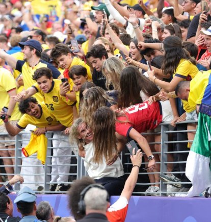 El técnico ecuatoriano Sebastián Beccacece abrazado por los hinchas que lo resistían.