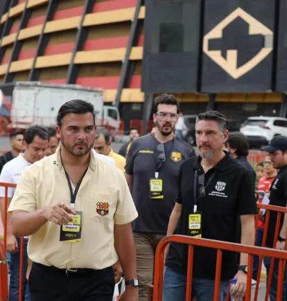 Miguel Montalvo (d) tomaría de forma definitiva la presidencia de Antonio Álvarez (i) en Barcelona SC.