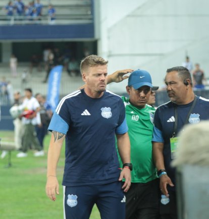 La cara del entrenador Cristian Nasuti lo dice todo, preocupa la situación del Bombillo.
