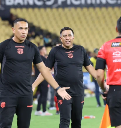 César Farías durante el partido que Barcelona SC perdió 2-1 ante Macará.
