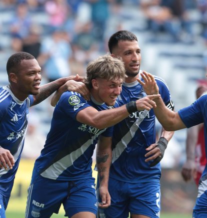 Luca Klimowicz (c) fue la figura de Emelec al marcar un doblete ante Técnico Universitario.