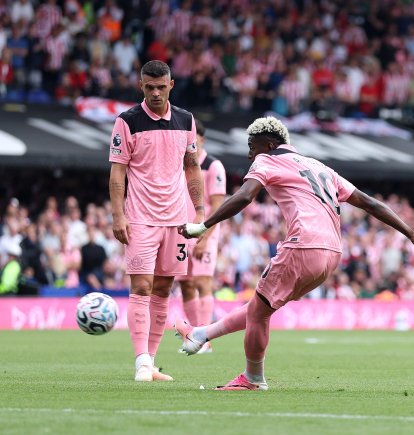 Angulo marco de tiro libre su primera anotación en la Premier League.