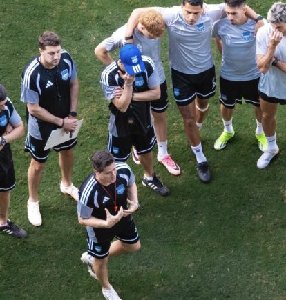 El director técnico argentino Ezequiel Medrán en su primera charla técnica con los integrantes del Bombillo, de cara al partido ante Leones en el Capwell.