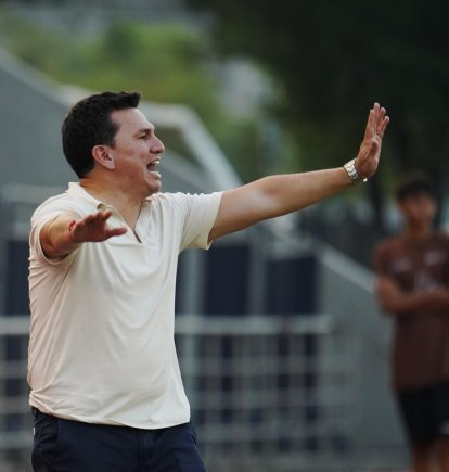 El técnico Pool Gavilánez (c)  gesticula desde el banquillo de suplentes durante un partido de la LigaPro.