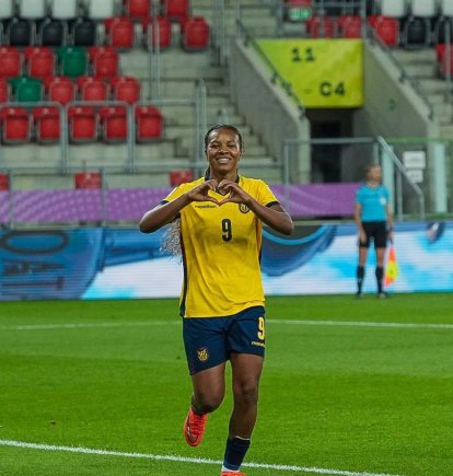 Doménica Arboleda celebra uno de sus goles con Ecuador en el Mundial Sub-20, una imagen que resume la alegría y el esfuerzo detrás de su camino en el fútbol.