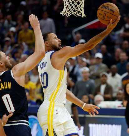 Stephen Curry sigue siendo estrella en la NBA y le da la victoria a los Warriors.