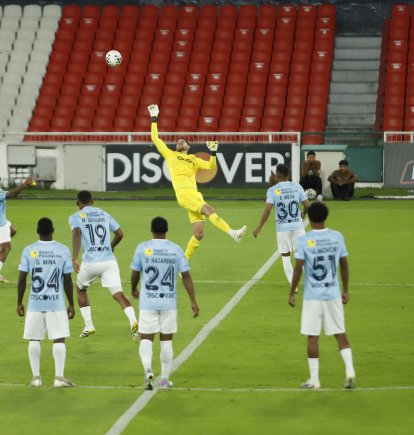 jugadores de Universidad Católica a la espera de Emelec para jugar la fecha 1 de la LigaPro 2026.