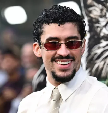Bad Bunny desfiló en la alfombra roja del estreno de “Caught Stealing” en Nueva York el 26 de agosto de 2025