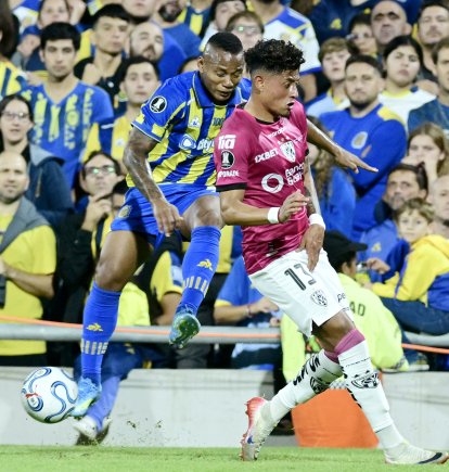 Jáminton Campaz (i) de Rosario disputa un balón con Daykol Romero de Independiente del Valle .